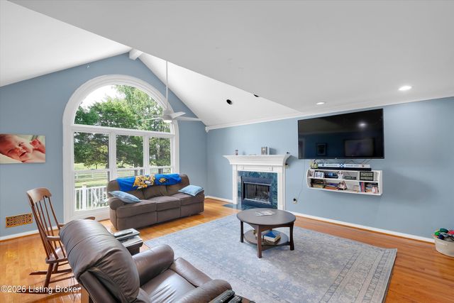 9550 Routt Rd, Jeffersontown, KY 40299