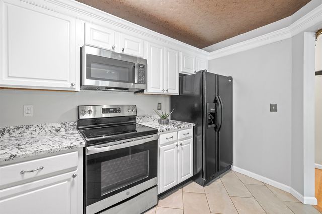 690 S Porter St Apt 31, Manchester, NH 03103