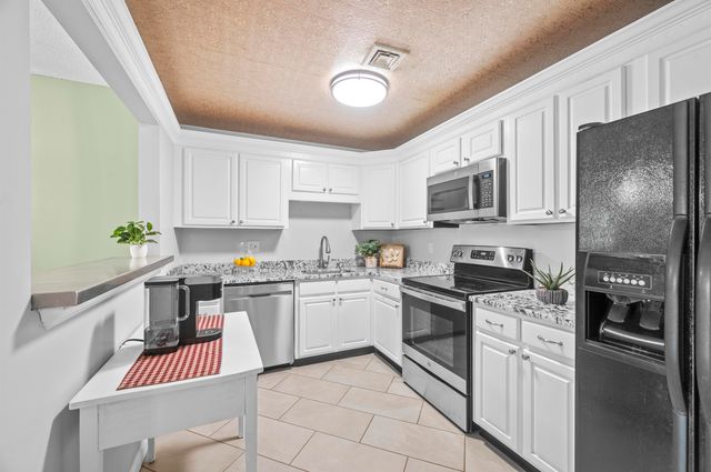 690 S Porter St Apt 31, Manchester, NH 03103