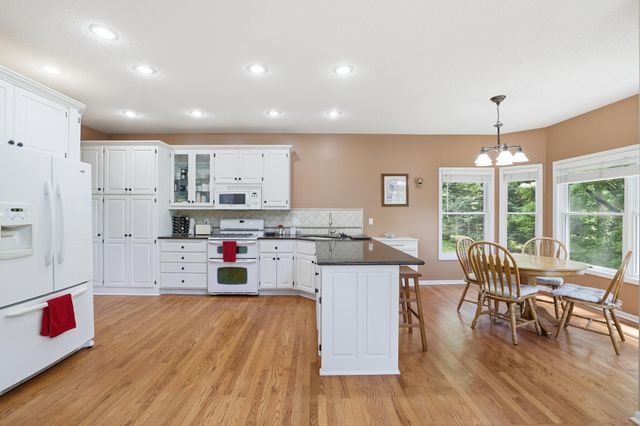 1084 Tamberwood Court, Woodbury, MN 55125