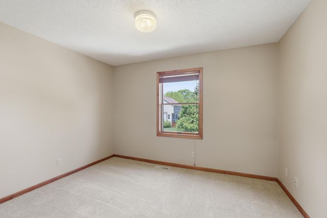1084 Tamberwood Court, Woodbury, MN 55125