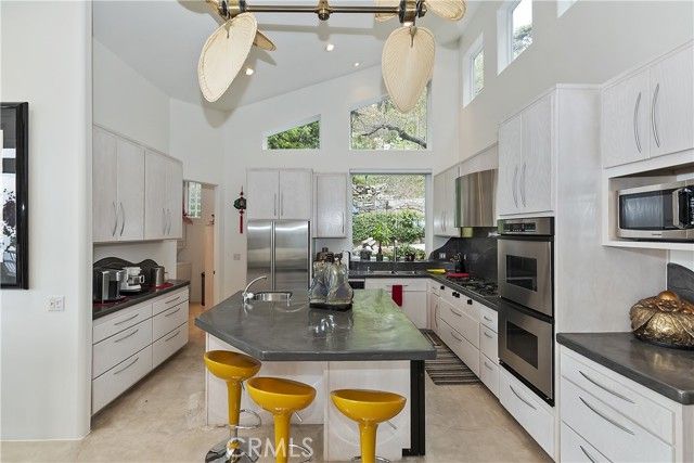 28527 Willow Road, Lake Arrowhead, CA 92352