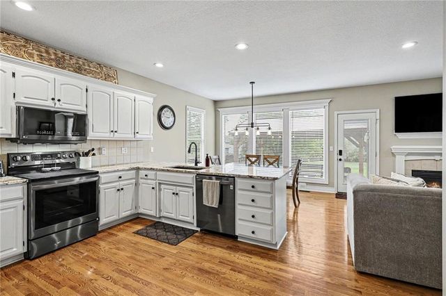 2724 SW Monarch Drive, Lee's Summit, MO 64082