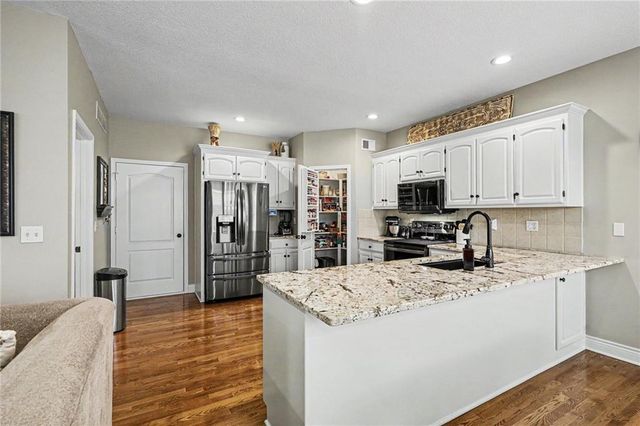 2724 SW Monarch Drive, Lee's Summit, MO 64082