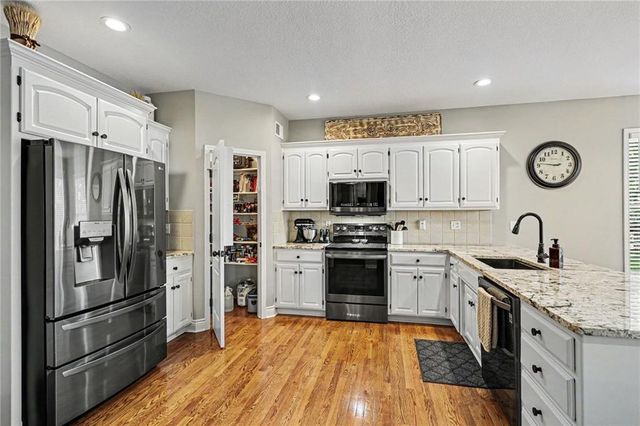 2724 SW Monarch Drive, Lee's Summit, MO 64082