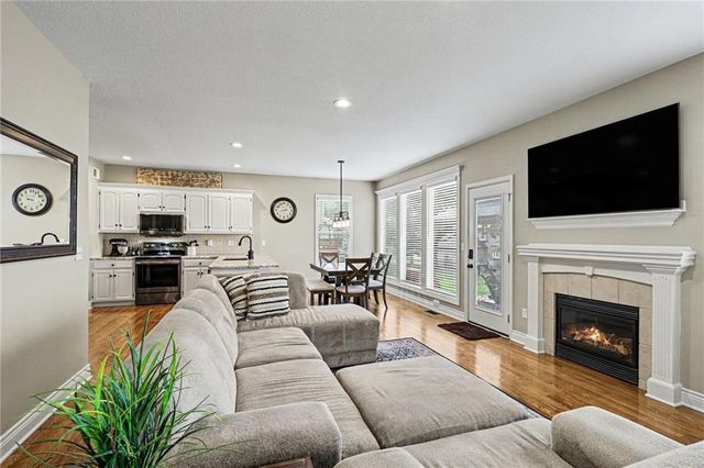 2724 SW Monarch Drive, Lee's Summit, MO 64082