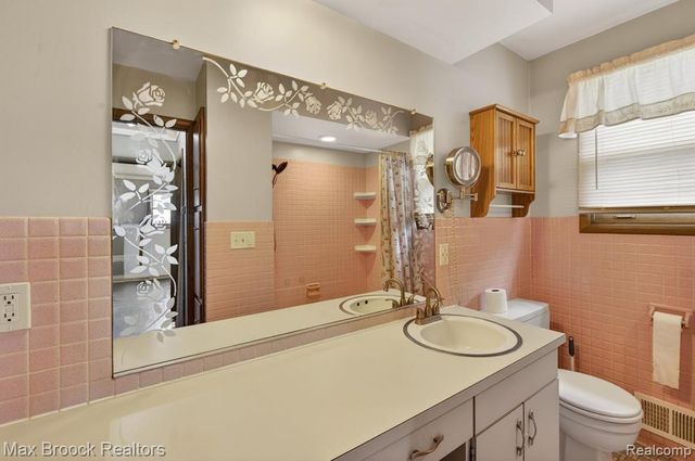 9024 Mandon Road, White Lake, MI 48386