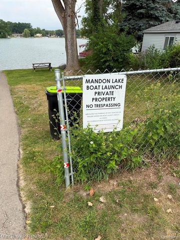 9024 Mandon Road, White Lake, MI 48386