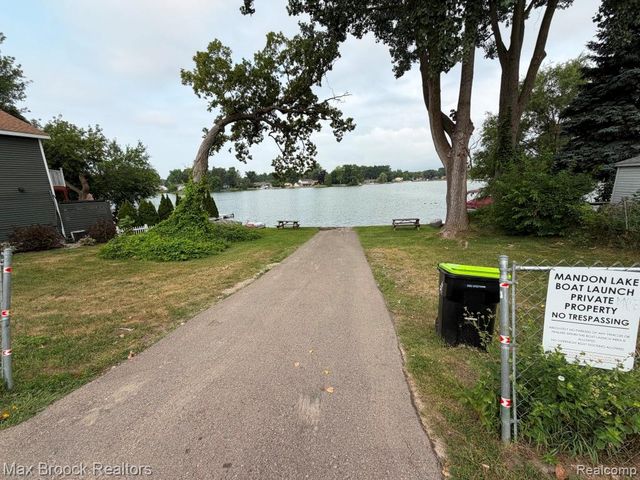 9024 Mandon Road, White Lake, MI 48386