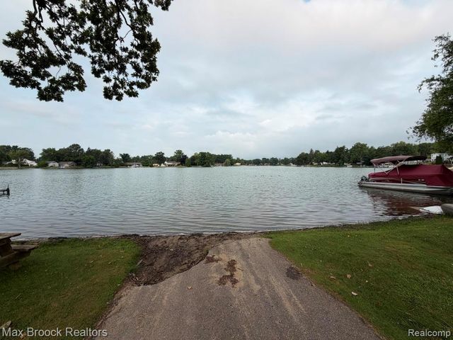 9024 Mandon Road, White Lake, MI 48386