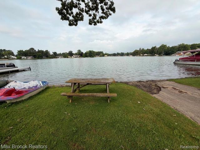 9024 Mandon Road, White Lake, MI 48386