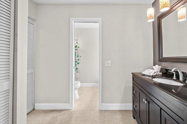 9240 Sabal Ridge Circle B, Boca Raton, FL 33434