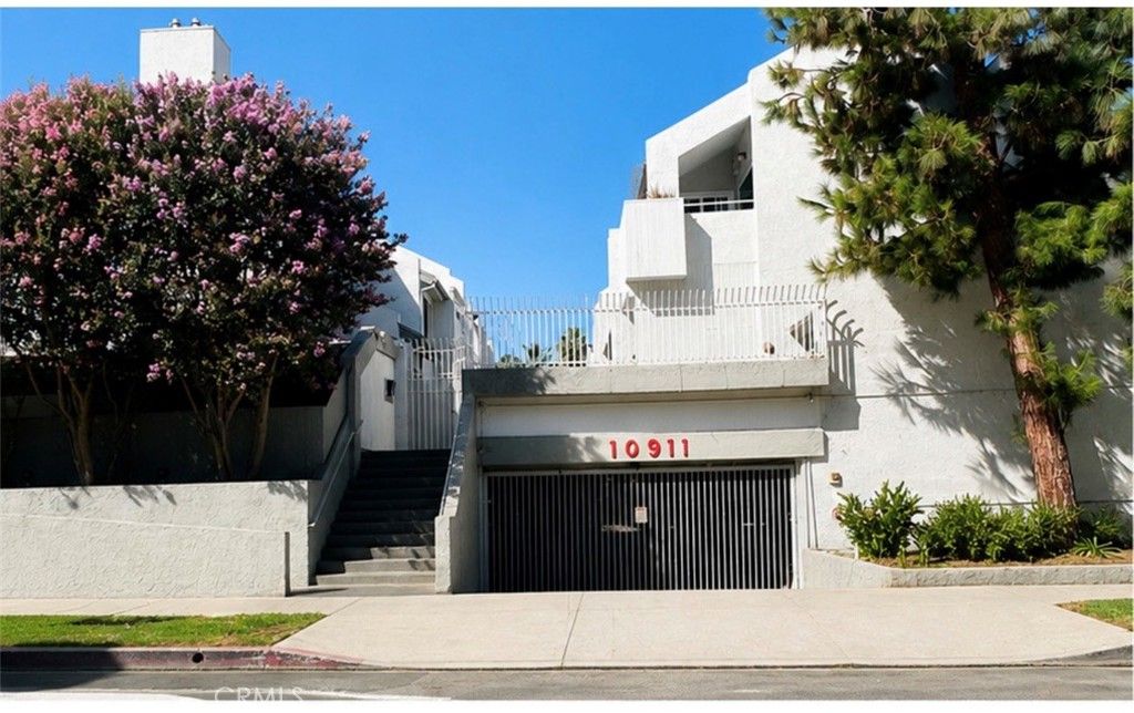 10911 Bluffside 22, Studio City, CA 91604