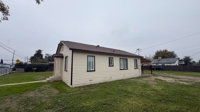1507 W Houston Avenue, Visalia, CA 93291
