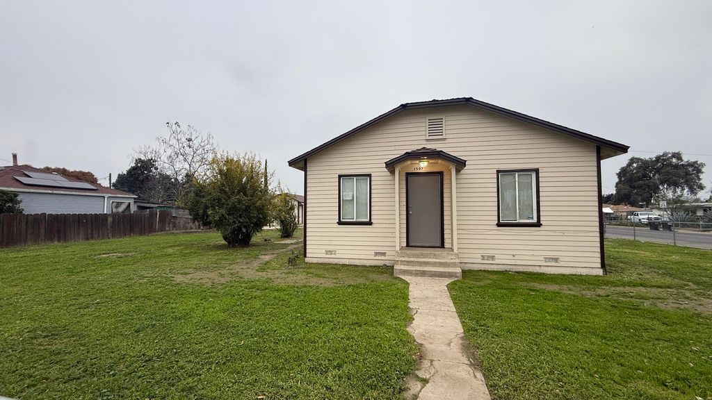 1507 W Houston Avenue, Visalia, CA 93291