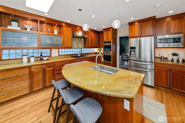 1939 E Crescent Drive, Seattle, WA 98112