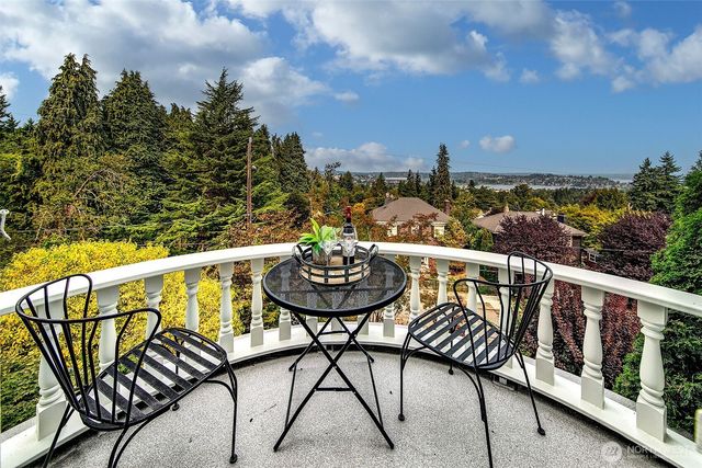 1939 E Crescent Drive, Seattle, WA 98112