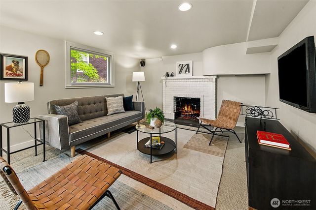 1939 E Crescent Drive, Seattle, WA 98112