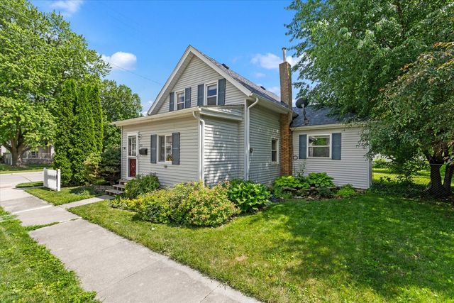 303 8th Street, De Witt, IA 52742