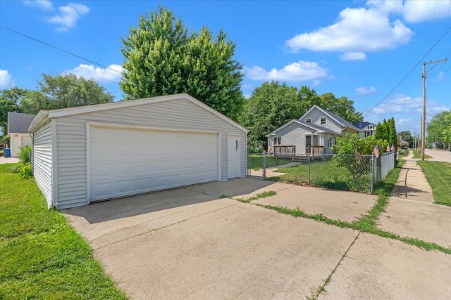 303 8th Street, De Witt, IA 52742
