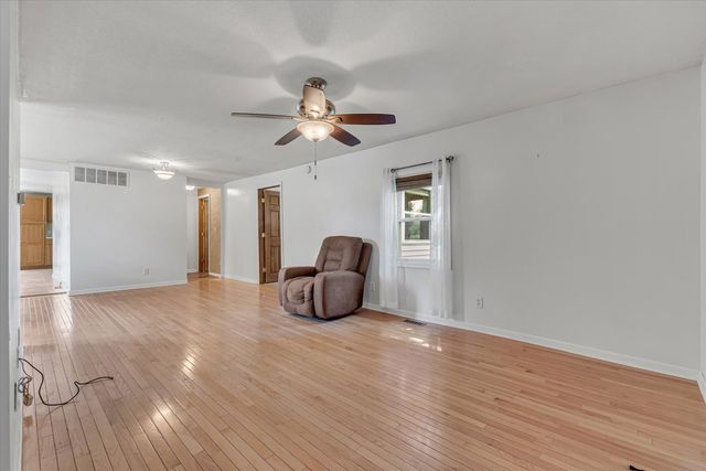 303 8th Street, De Witt, IA 52742
