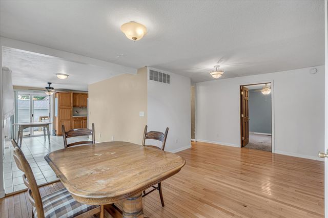 303 8th Street, De Witt, IA 52742
