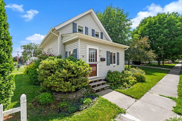 303 8th Street, De Witt, IA 52742