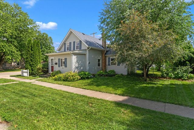 303 8th Street, De Witt, IA 52742