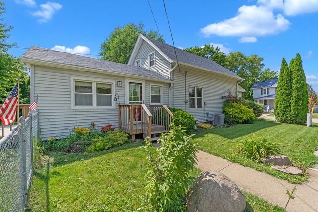 303 8th Street, De Witt, IA 52742