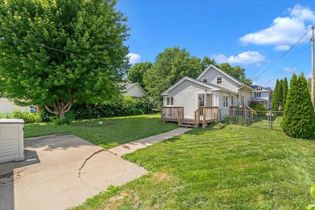 303 8th Street, De Witt, IA 52742