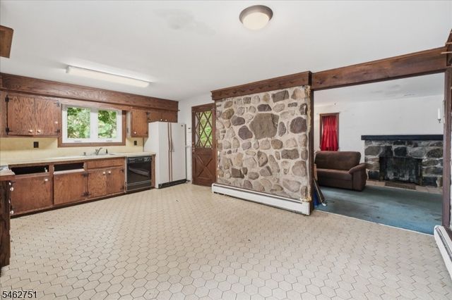 42 Fayson Lake Rd, Kinnelon Boro, NJ 07405