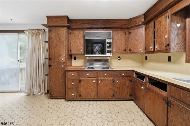 42 Fayson Lake Rd, Kinnelon Boro, NJ 07405