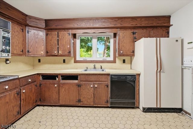 42 Fayson Lake Rd, Kinnelon Boro, NJ 07405