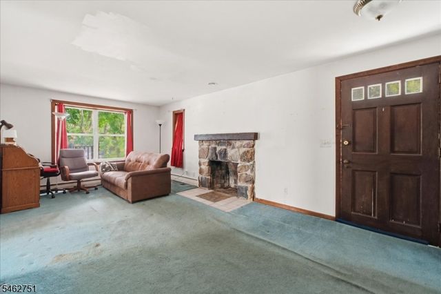 42 Fayson Lake Rd, Kinnelon Boro, NJ 07405