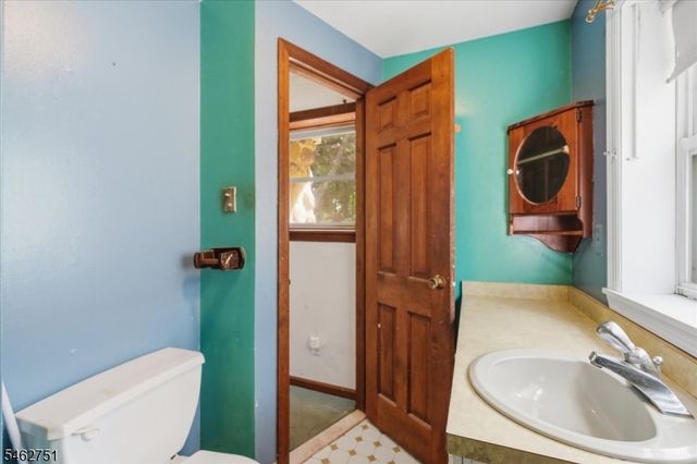 42 Fayson Lake Rd, Kinnelon Boro, NJ 07405