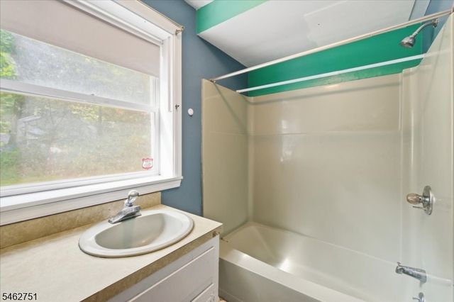 42 Fayson Lake Rd, Kinnelon Boro, NJ 07405