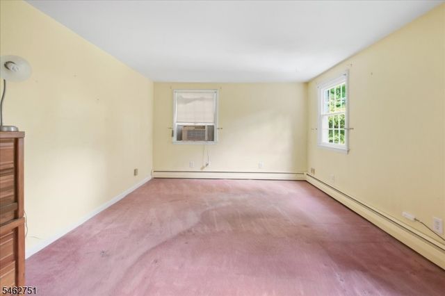 42 Fayson Lake Rd, Kinnelon Boro, NJ 07405