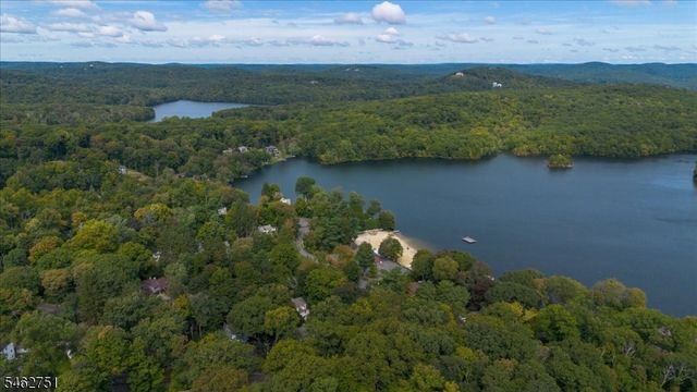 42 Fayson Lake Rd, Kinnelon Boro, NJ 07405