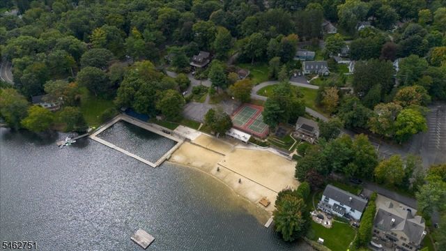 42 Fayson Lake Rd, Kinnelon Boro, NJ 07405