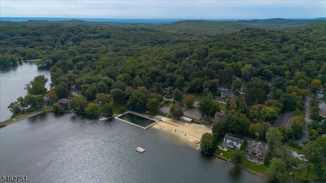 42 Fayson Lake Rd, Kinnelon Boro, NJ 07405