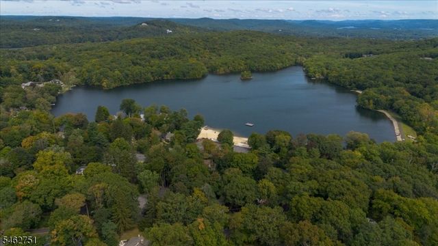 42 Fayson Lake Rd, Kinnelon Boro, NJ 07405