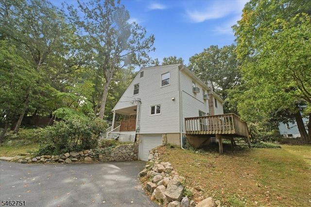 42 Fayson Lake Rd, Kinnelon Boro, NJ 07405