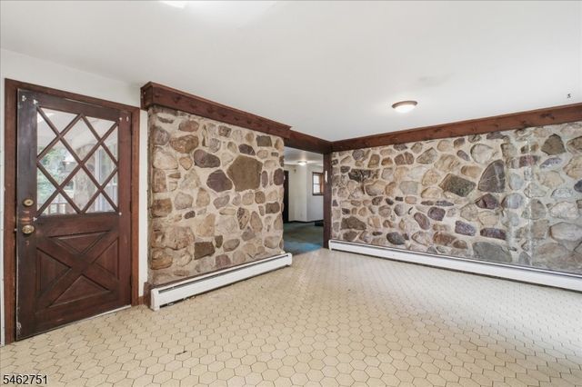 42 Fayson Lake Rd, Kinnelon Boro, NJ 07405