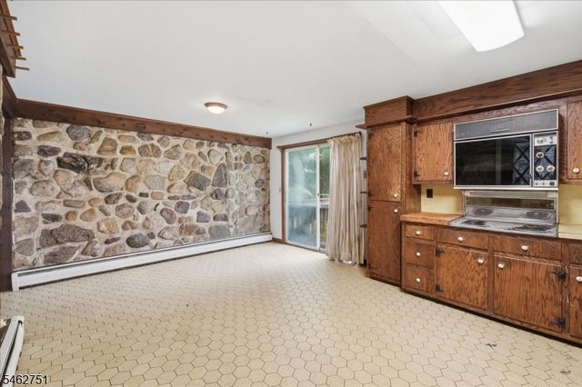 42 Fayson Lake Rd, Kinnelon Boro, NJ 07405