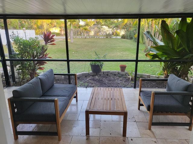 927 S Palmway, Lake Worth Beach, FL 33460