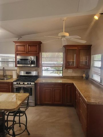 927 S Palmway, Lake Worth Beach, FL 33460