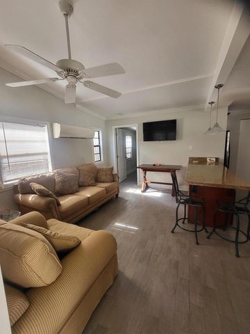 927 S Palmway, Lake Worth Beach, FL 33460