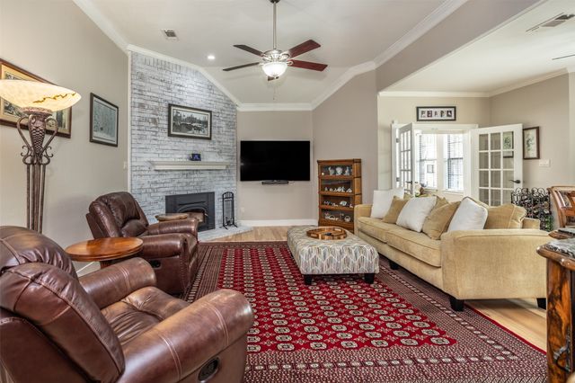 205 Kiowa Drive E, Gainesville, TX 76240