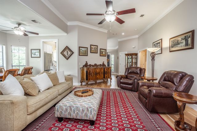 205 Kiowa Drive E, Gainesville, TX 76240