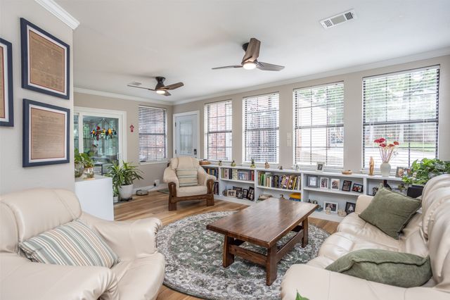 205 Kiowa Drive E, Gainesville, TX 76240